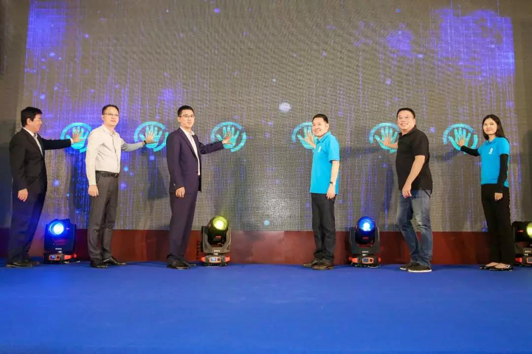 量子教育创始人，量子教育董事长叶祺仁为华南中心揭牌